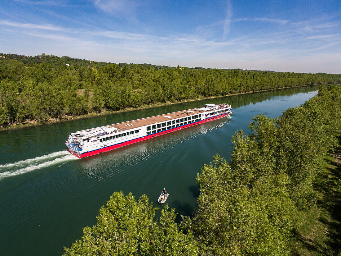 Luftaufnahme von Flusskreuzfahrtschiff MS Bijou du Rhône (nicko cruises), Sérézin-du-Rhône, Rhône, Auvergne-Rhône-Alpes, Frankreich, Europa