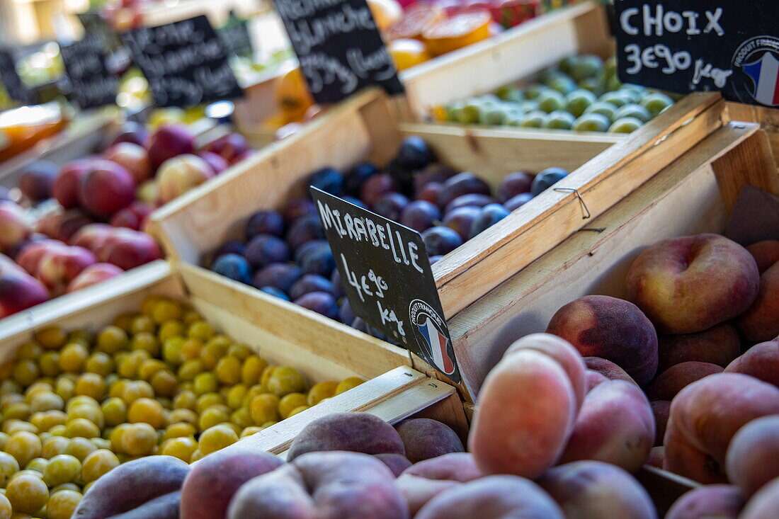 Frisches Obst zum Verkauf auf dem Markt, Capestang, Hérault, Okzitanien, Frankreich, Europa