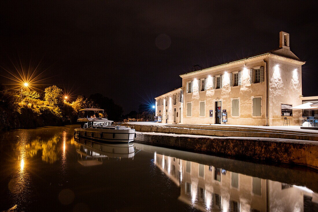 Ein Le Boat Horizon 5 Hausboot, Besucherinformationsbüro an der Spitze der Schleusen von Fonserannes, Canal du Midi, Béziers, Hérault, Okzitanien, Frankreich, Europa