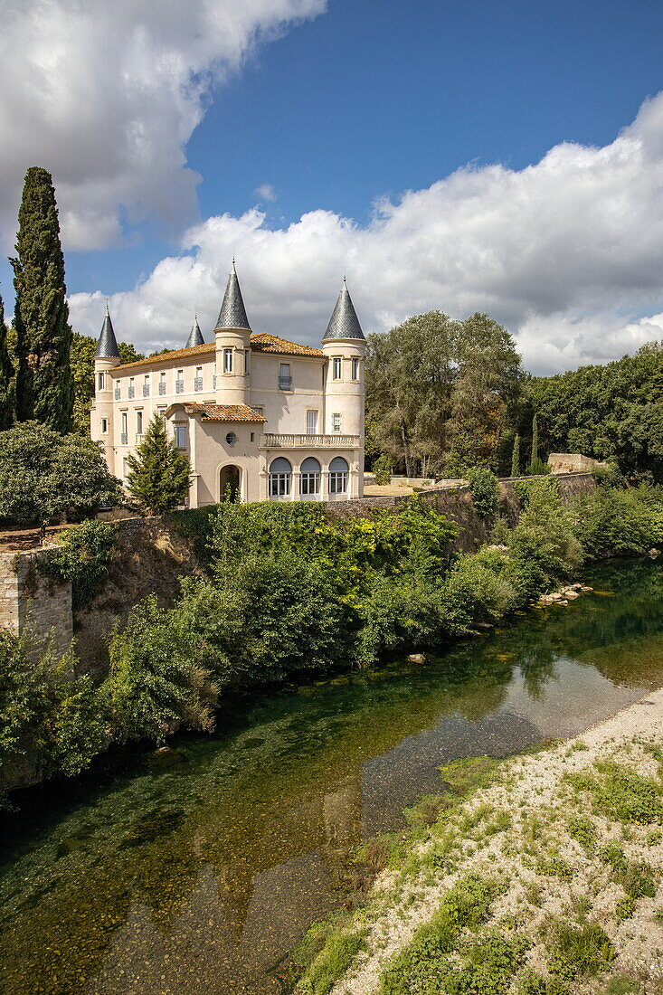 Weingut Château Cabezac neben Fluss, Bize-Minervois,  Languedoc-Roussillon, Aude, Okzitanien, Frankreich, Europa