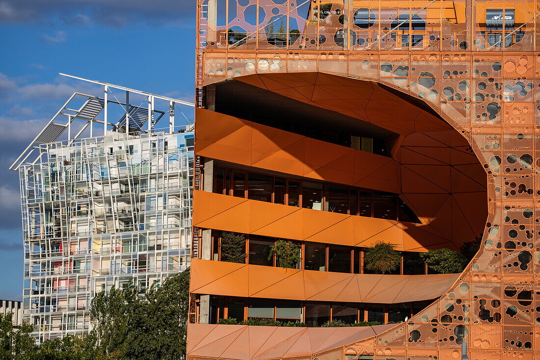 Der Orange Cube von den Architekten Jakob + MacFarlane neben dem Fluss Saône im Stadtteil Confluence, Lyon, Rhône, Auvergne-Rhône-Alpes, Frankreich, Europa