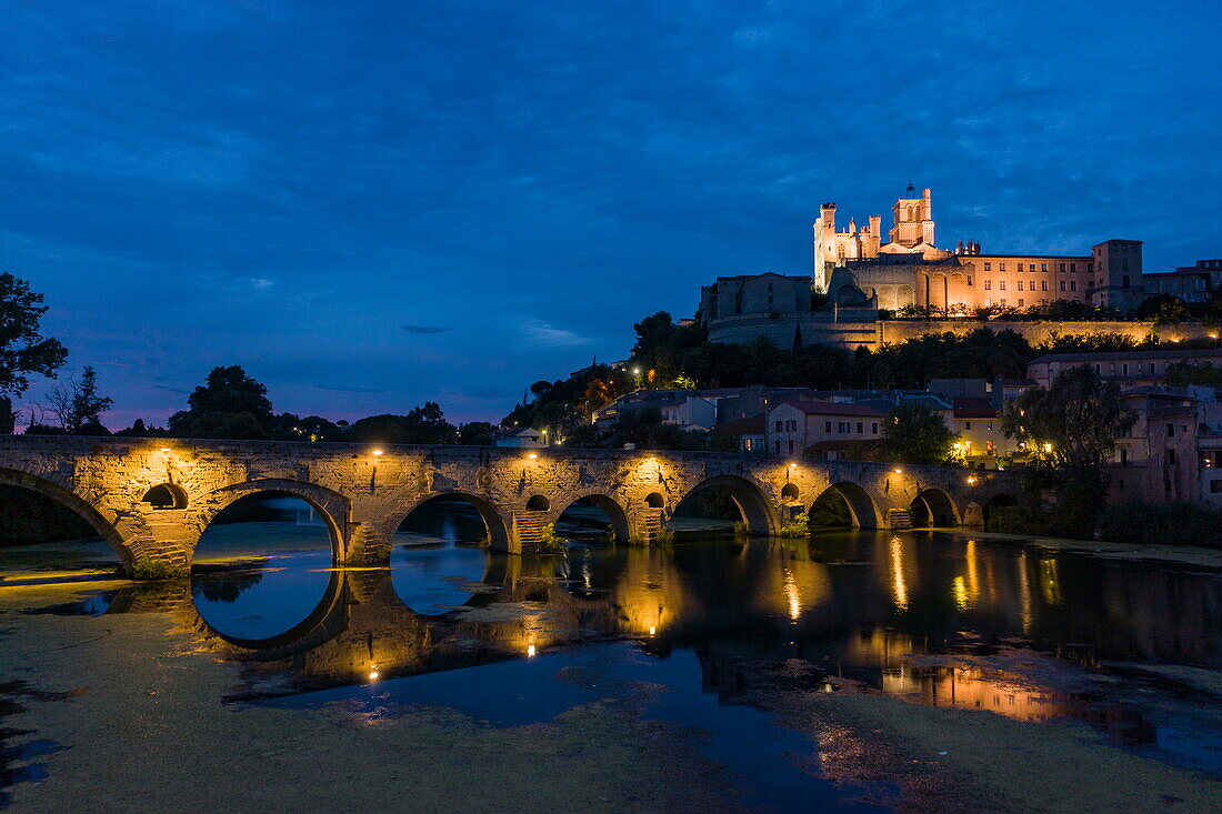 Alte Brücke Pont Vieux bei Dämmerung, Béziers, Hérault, Okzitanien, Frankreich