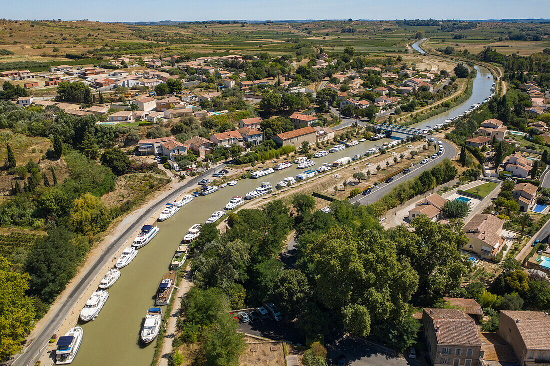 Blick auf Capestang am Canal du Midi, Hérault, Okzitanien, Frankreich