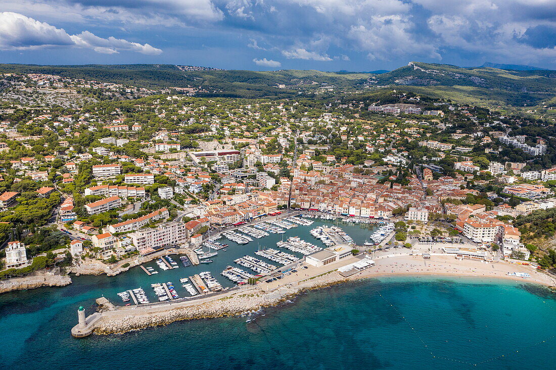 Blick auf den Hafen und Altstadt, Cassis, Bouches-du-Rhône, Provence-Alpes-Côte d’Azur, Frankreich