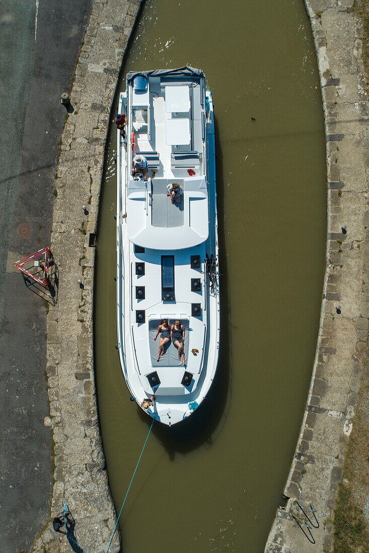 Luftaufnahme von einem Le Boat Horizon 5 Hausboot in der Schleuse Écluse d'Ognon am Canal du Midi, Homps, Aude, Okzitanien, Frankreich, Europa