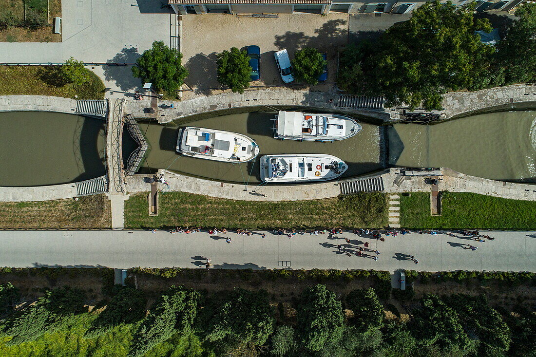 Luftaufnahme von Hausbooten in den Schleusen Écluse de Fonserannes auf dem Canal du Midi, Béziers, Hérault, Okzitanien, Frankreich, Europa