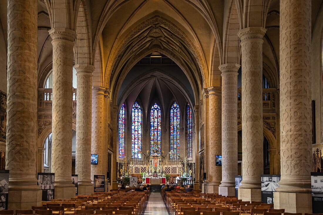 Messe wird in der Kathedrale Notre-Dame gefeiert, Luxemburg-Stadt, Luxemburg, Europa