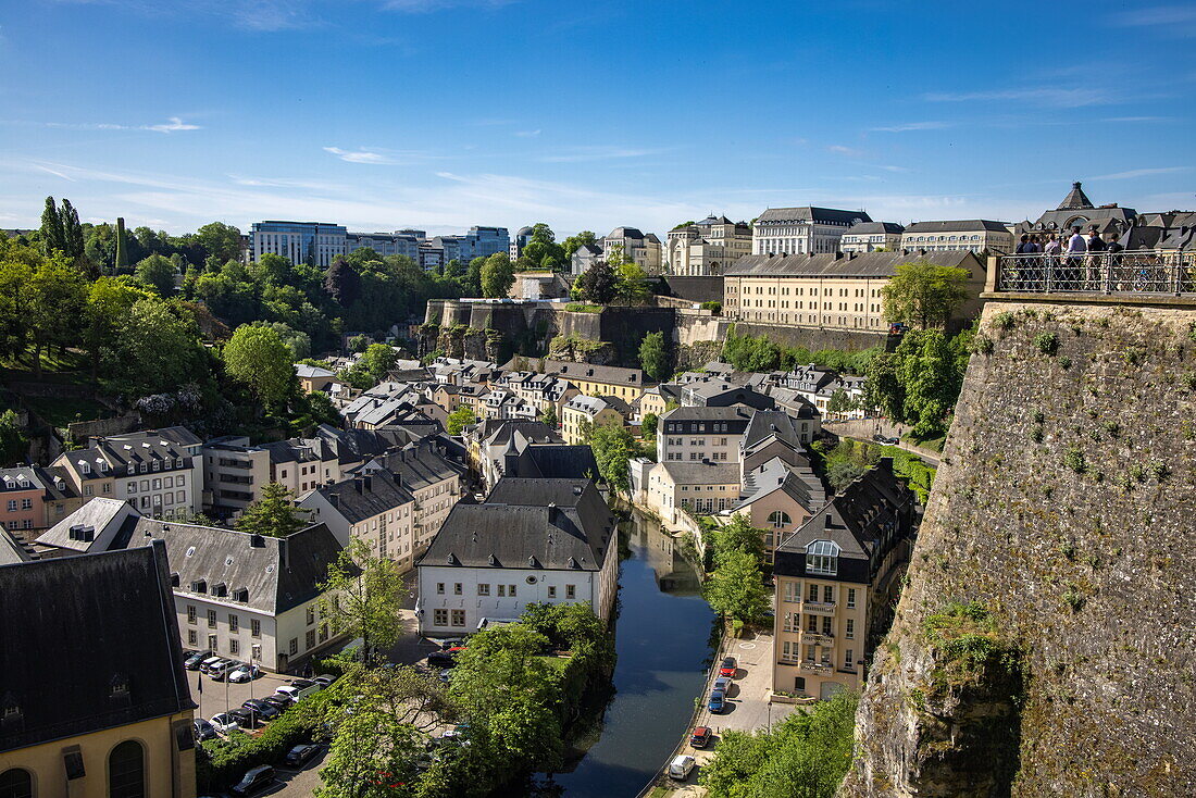Blick entlang Fluss Alzette, Luxemburg-Stadt, Luxemburg, Europa