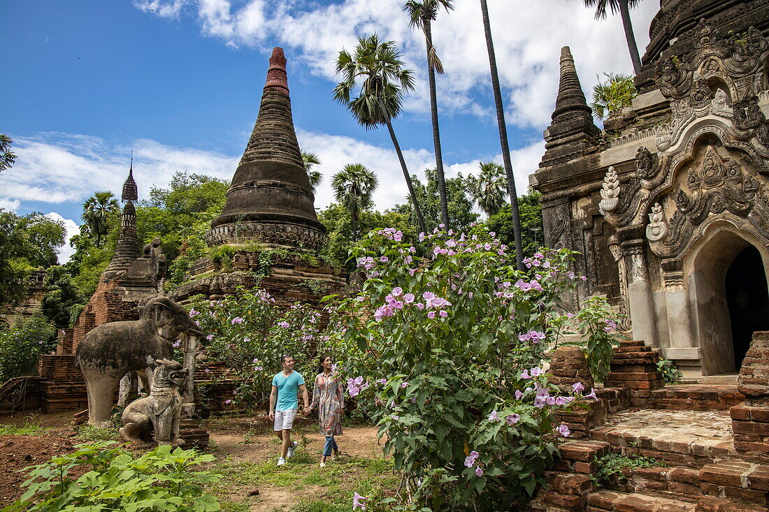 Paar besichtigt antike Statuen und Pagoden aus dem 11. bis 13 Jh. n. Chr., A Myint, Chaung-U, Region Sagaing, Myanmar, Asien