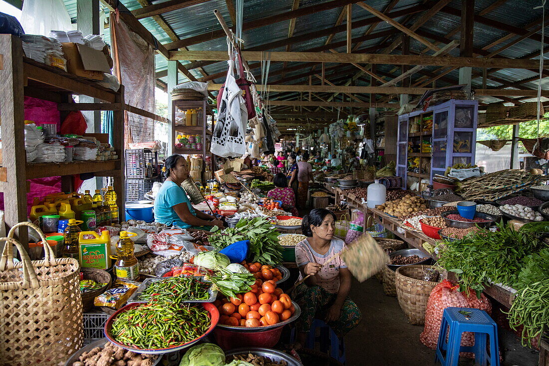 Obst- und Gemüsestände auf dem lokalen Markt, Mawlaik Township, Region Sagaing, Myanmar, Asien