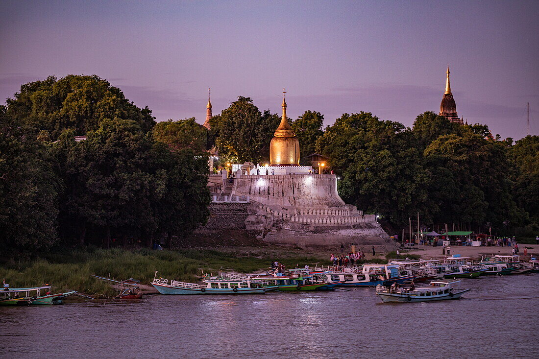 Fischerboote, Ausflugsboote am Fluss Ayeyarwady (Irawaddy) mit Tempel in der Abenddämmerung, Old Bagan, Nyaung-U, Mandalay Region, Myanmar, Asien