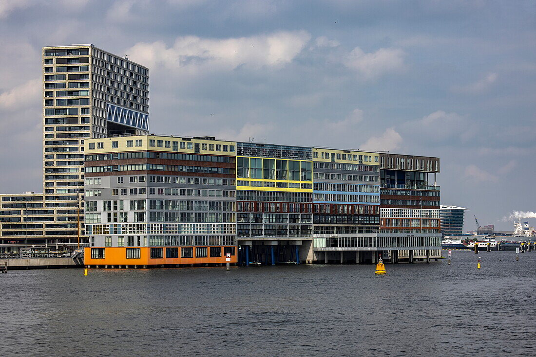 Moderne Architektur am Fluss Amstel, Amsterdam, Nordholland, Niederlande, Europa