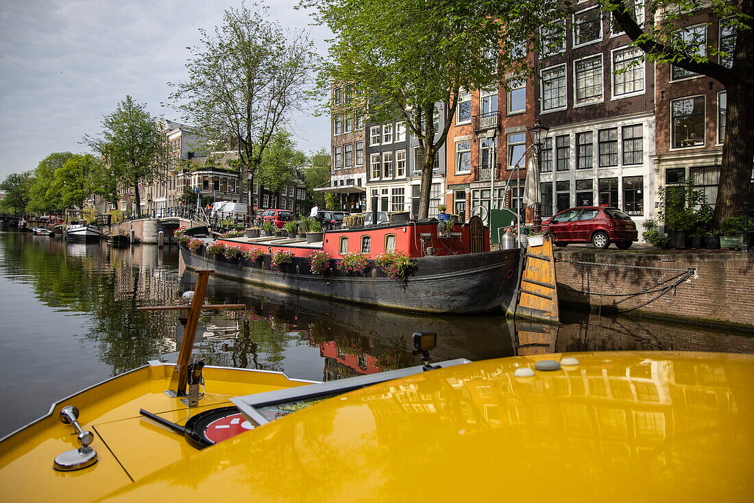 Hausboote und Gebäude vom Grachtenboot aus gesehen, Amsterdam, Nordholland, Niederlande, Europa