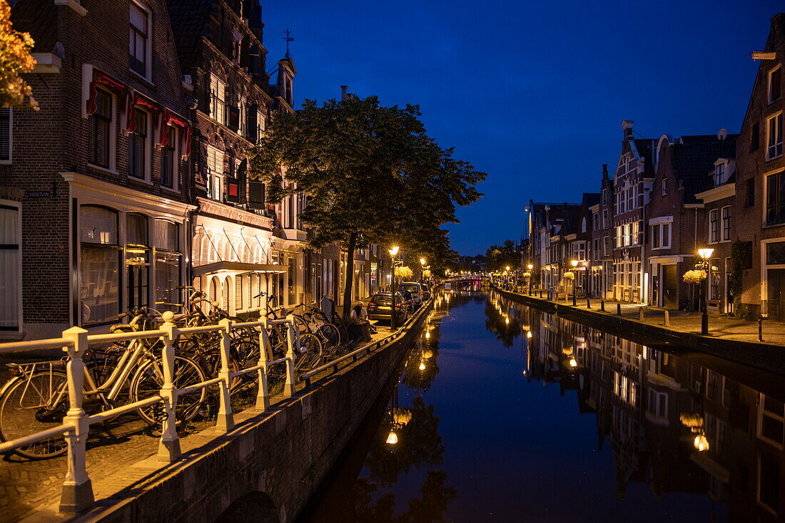 Spiegelung von Gebäuden in einem Kanal in der Abenddämmerung, Alkmaar, Nordholland, Niederlande, Europa