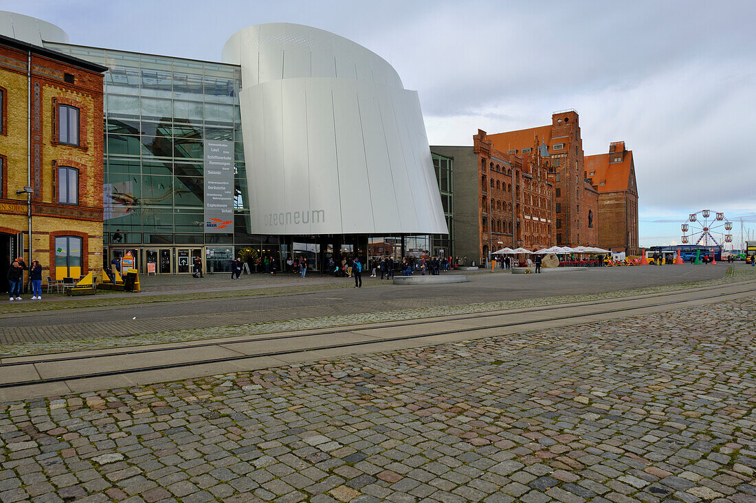 Ozeaneum am Hafen in der Weltkulturerbe- und Hansestadt Stralsund, Mecklenburg-Vorpommern, Deutschland