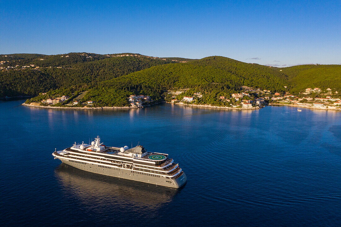 Luftaufnahme von Expeditionskreuzfahrtschiff World Explorer (nicko cruises), Fiskardo, Kefalonia, Ionische Inseln, Griechenland, Europa