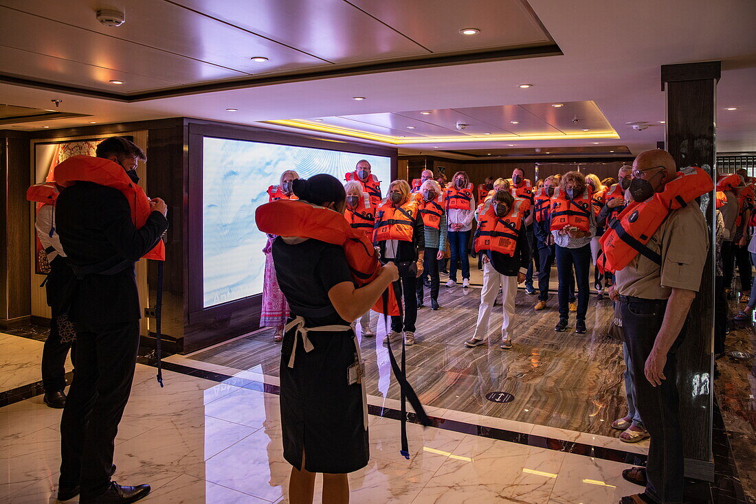 Besatzung und Passagiere während lebensrettenden Übung an Bord von Expeditionskreuzfahrtschiff World Voyager (nicko cruises), Kanarische Inseln, Spanien, Europa