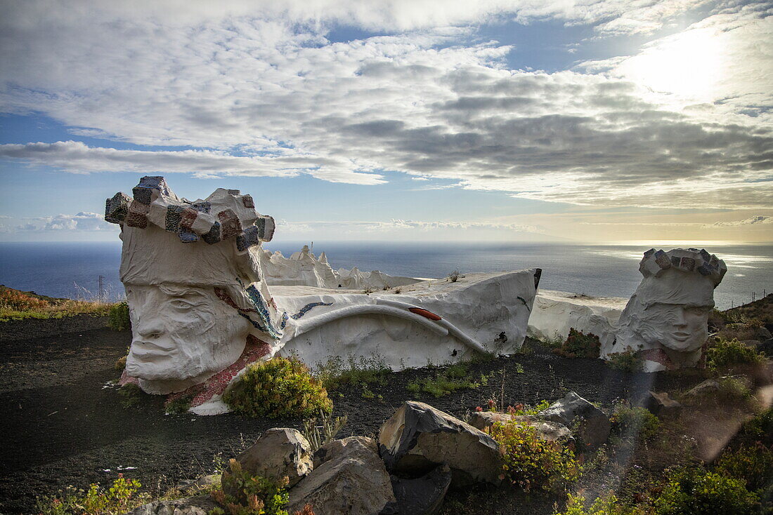Bajada de la Virgen de los Reyes, Skulptur aus recycelten Materialien des Künstlers Ruben Armiche, Villa de Valverde, El Hierro, Kanarische Inseln, Spanien, Europa