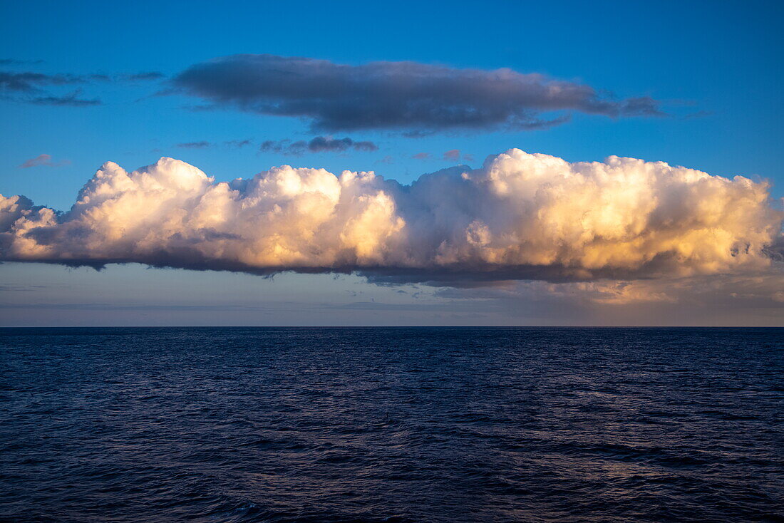 Wolken und Meer am späten Nachmittag, in der Nähe von La Gomera, Kanarische Inseln, Spanien, Europa