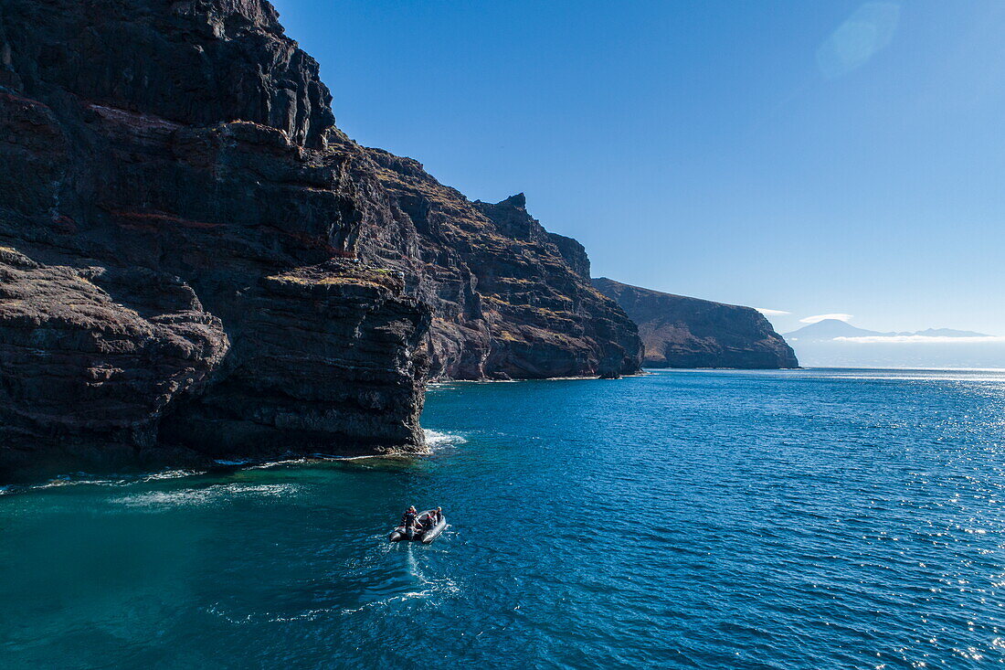 Luftaufnahme von Ausflug mit Zodiac Schlauchboot entlang der Küste, in der Nähe von San Sebastián de La Gomera, La Gomera, Kanarische Inseln, Spanien, Europa