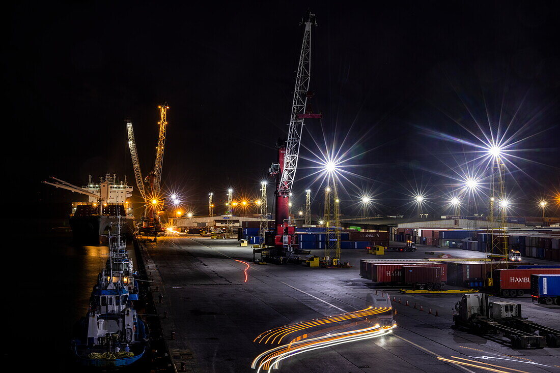 Lkw-Lichtstreifen im Industriehafen bei Nacht, Santo Tomás de Castilla, Izabal, Guatemala, Mittelamerika