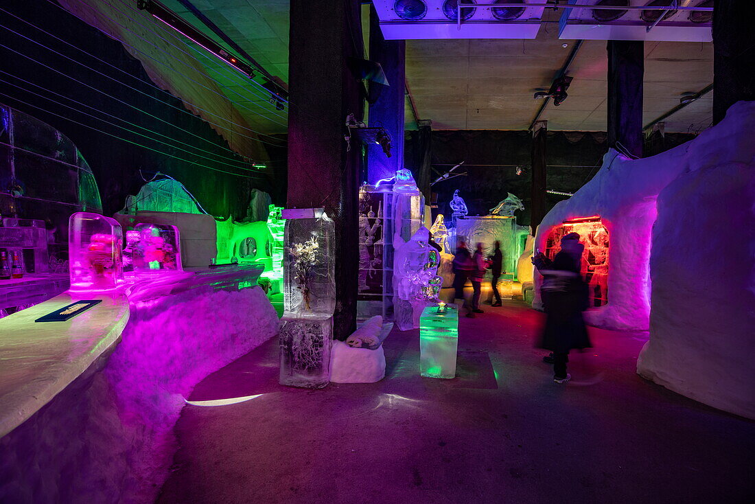 Bunt beleuchtete Eisskulpturen bei Magic Ice, der ersten permanenten Eisbar und Galerie der Welt, Svolvær, Lofoten, Nordland, Norwegen, Europa