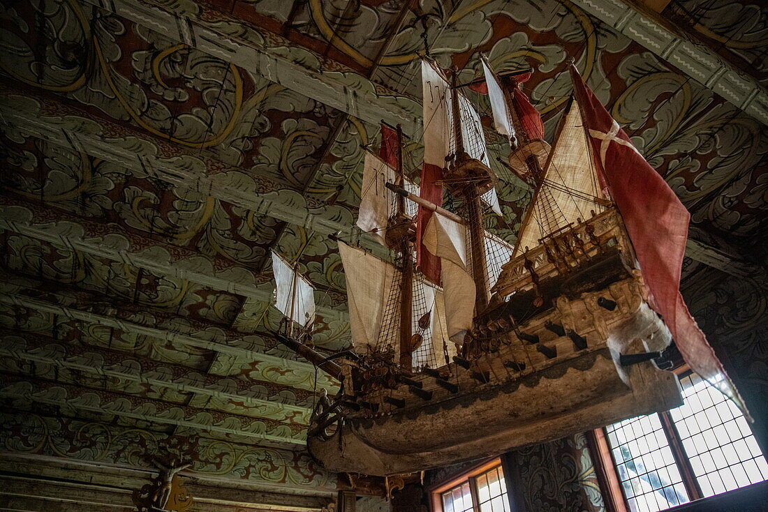 Segelschiffsmodell hängt von der Decke in der Kvernes Stabkirche, Kvernes, Averøy, Møre og Romsdal, Norwegen, Europa