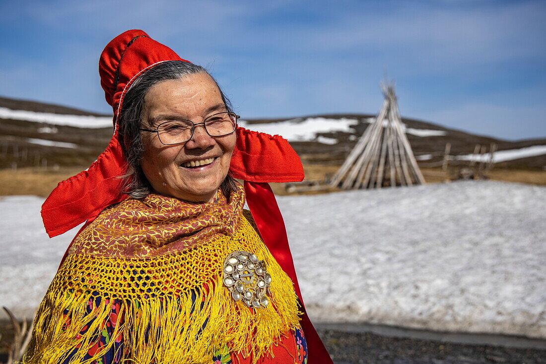 Einheimische Frau der Samen in traditioneller Tracht, in der Nähe von Honningsvåg, Troms og Finnmark, Norwegen, Europa