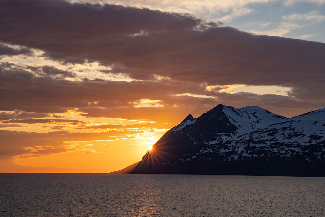 Berge in der Mitternachtssonne, in der Nähe von Skjervøy, Troms og Finnmark, Norwegen, Europa