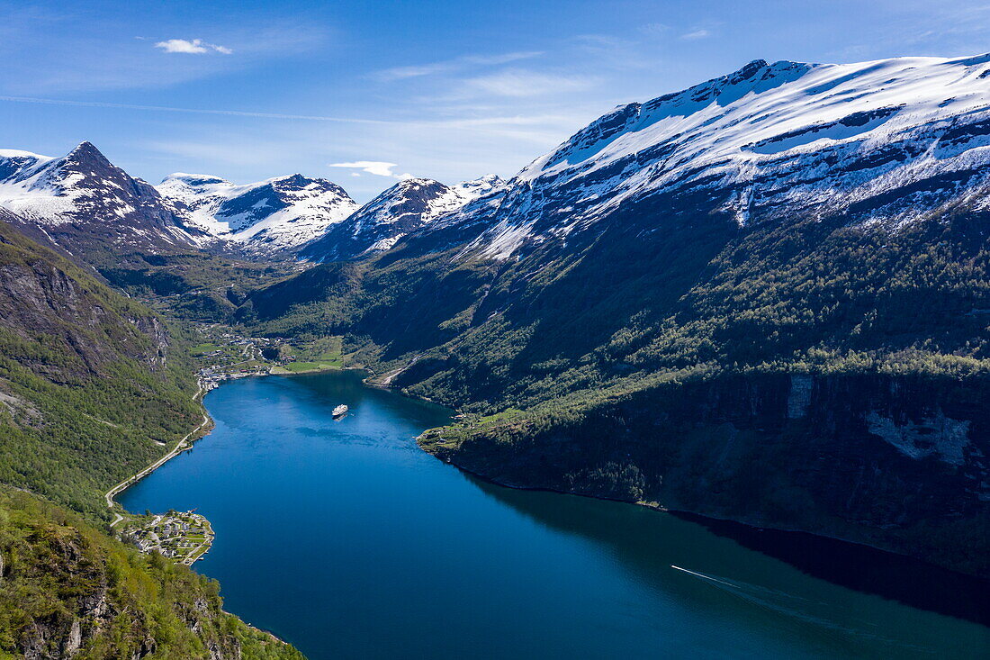 Luftaufnahme von Expeditionskreuzfahrtschiff World Voyager (nicko cruises) im Geirangerfjord, gesehen vom Aussichtspunkt in der Nähe von Eagle's Bend, Geiranger, Møre og Romsdal, Norwegen, Europa