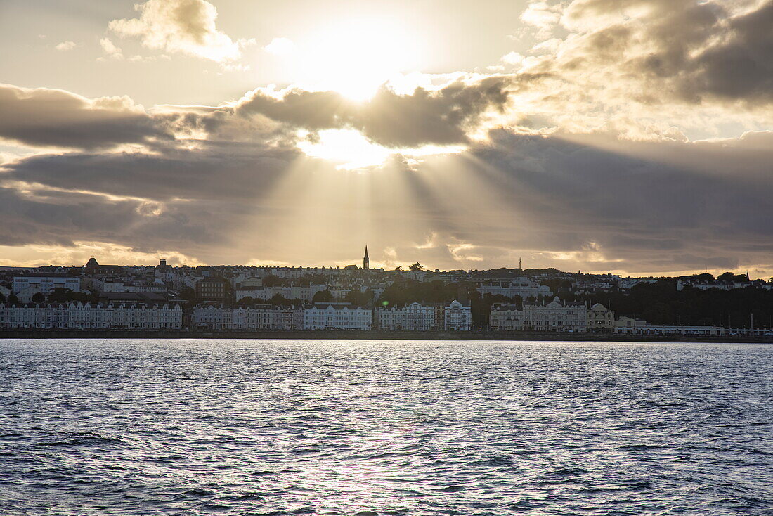 Wolken über der Stadt vom Meer aus gesehen bei Sonnenuntergang, Douglas, Isle Of Man, British Crown Dependency, Europa