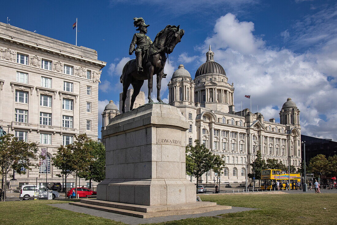 Reiterstandbild von König Edward VII. mit Port of Liverpool Building dahinter, Liverpool, England, Vereinigtes Königreich, Europa