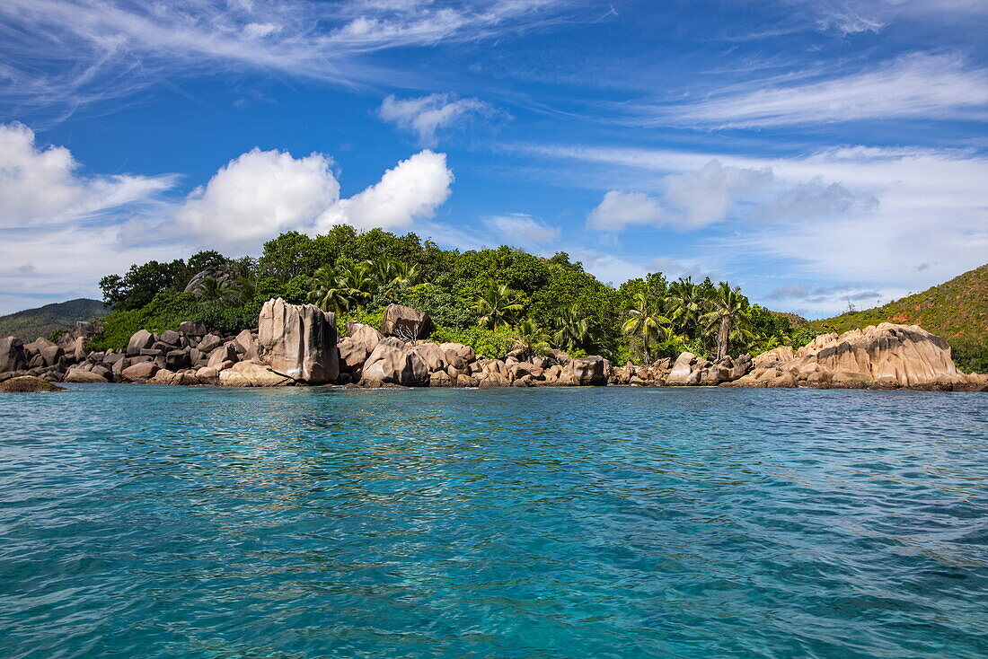 Küste mit Granitfelsen, Insel Curieuse, Seychellen, Indischer Ozean