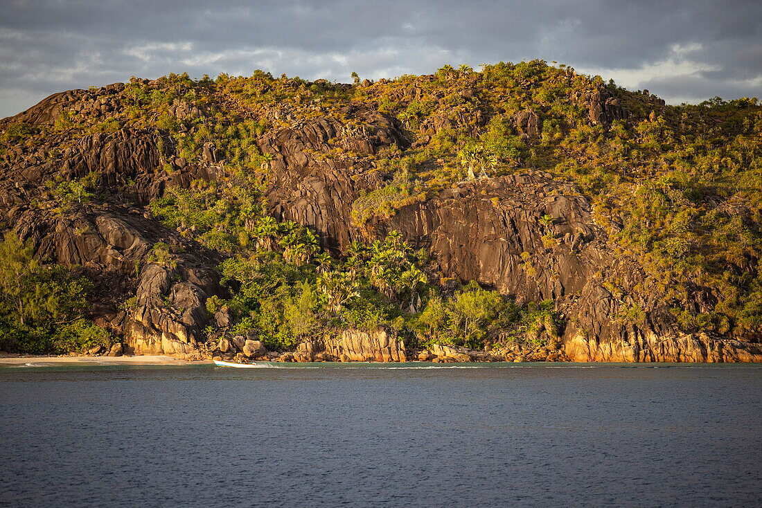 Granitfelsen und Hügel im späten Nachmittagslicht, Insel Curieuse, Seychellen, Indischer Ozean