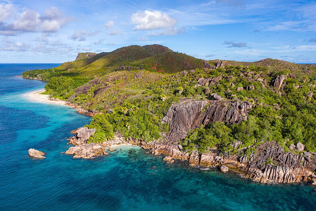 Luftaufnahme von Riff und Insel, Insel Curieuse, Seychellen, Indischer Ozean