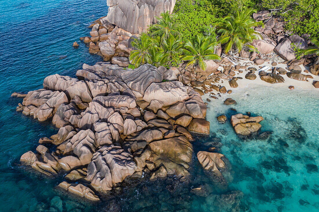 Luftaufnahme von Strand in einer kleinen Bucht mit Granitfelsen, Insel Curieuse, Seychellen, Indischer Ozean