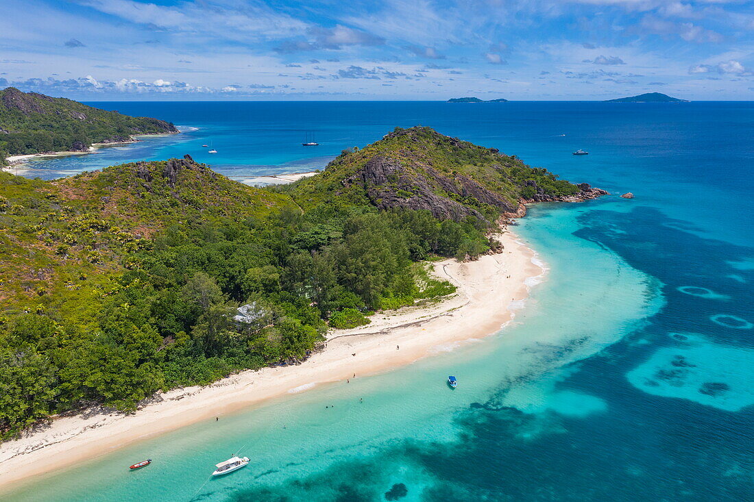 Luftaufnahme von Strand Anse St. Jose, Segelboote in der Bucht Baie Laraie in der Ferne, Insel Curieuse, Seychellen, Indischer Ozean