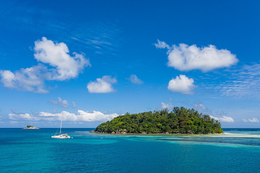 Luftaufnahme, Katamaran vor Insel, St. Anne Marine National Park, in der Nähe der Insel Mahé, Seychellen, Indischer Ozean