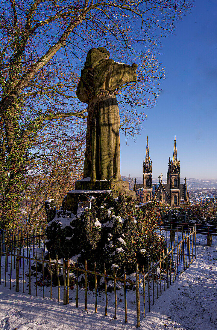 Franziskusdenkmal und Apollinariskirche in Remagen im Winter, Rheinland-Pfalz, Deutschland