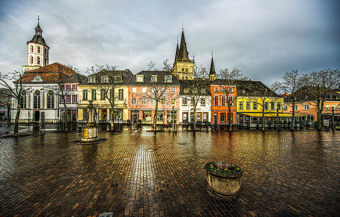 Marktplatz in Xanten, evangelische Krche und Dom St. Viktor, Bürgerhäuser und Cafés, Xanten, Niederrhein, Nordrhein-Westfalen, Deutschland