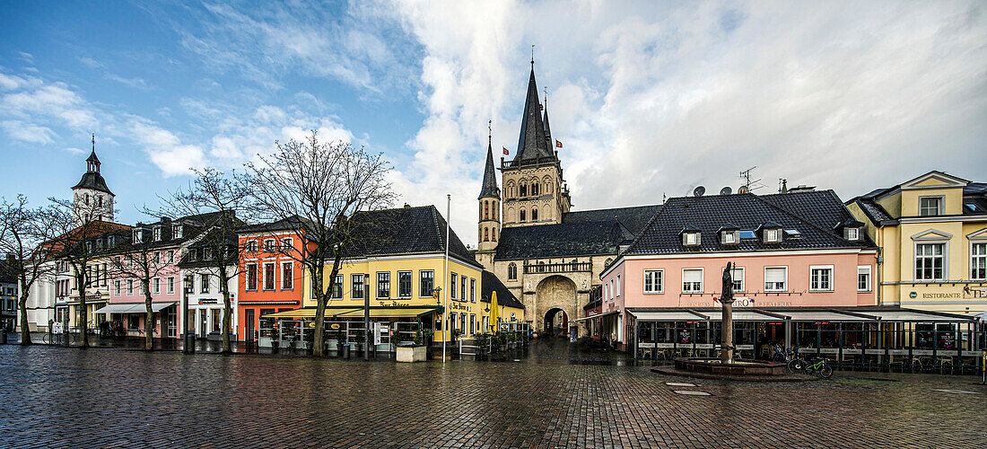 Marktplatz in Xanten, evangelische Kirche und Dom St. Viktor, Bürgerhäuser und Cafés, Xanten, Niederrhein, Nordrhein-Westfalen, Deutschlad