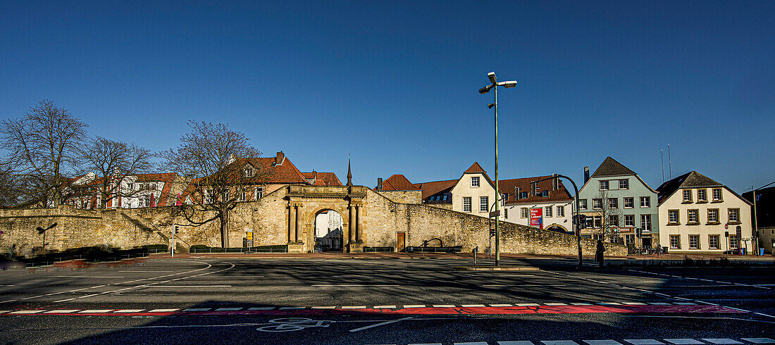 Heger-Tor-Wall in Osnabrück: Blick auf das Waterloo-Tor und Gebäude der Altstadt, Niedersachsen, Deutschland