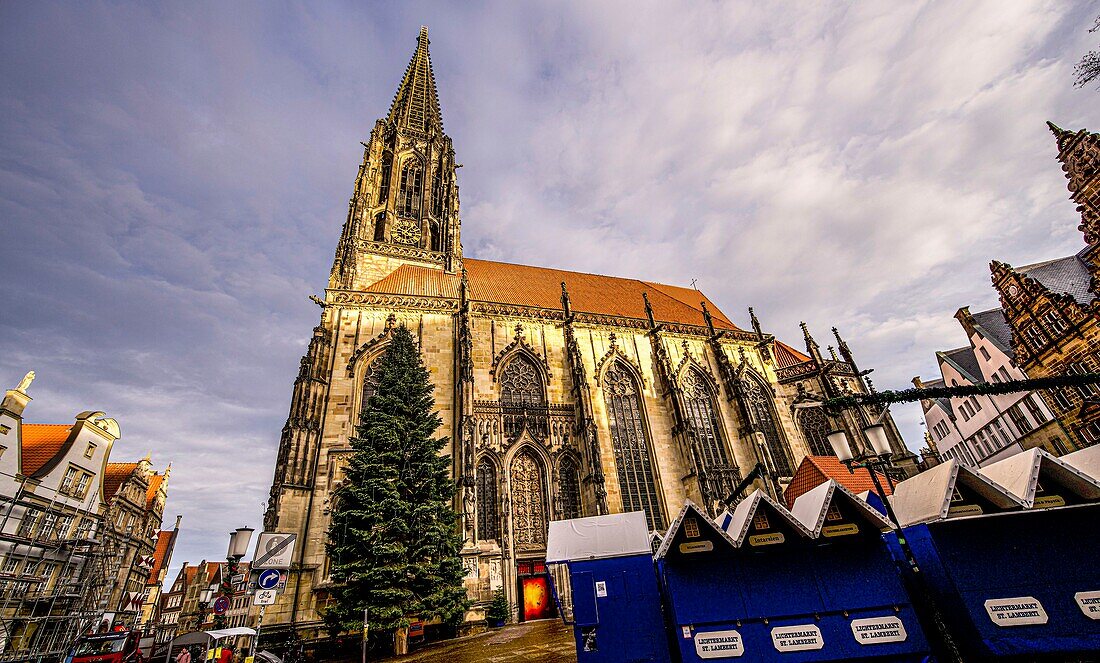 Kirche St. Lamberti und historische Bürgerhäuser im Stadtzentrum von Münster in Westfalen, Nordrhein-Westfalen, Deutschland