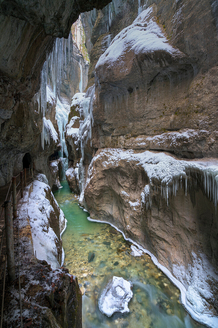 Winterliche Bedingungen in der Partnachklamm bei Garmisch-Partenkirchen, Bayern, Deutschland.