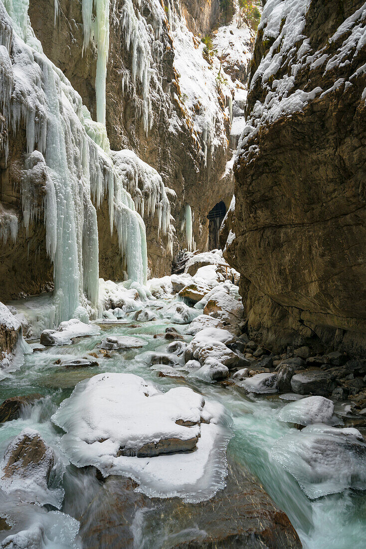 Winterliche Bedingungen in der Partnachklamm bei Garmisch-Partenkirchen, Bayern, Deutschland.