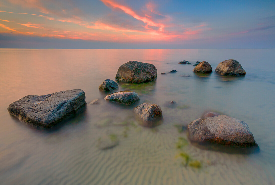 Zartes Abendlicht an der Ostseeküste der Insel Poel, Mecklenburg-Vorpommern, Deutschland.