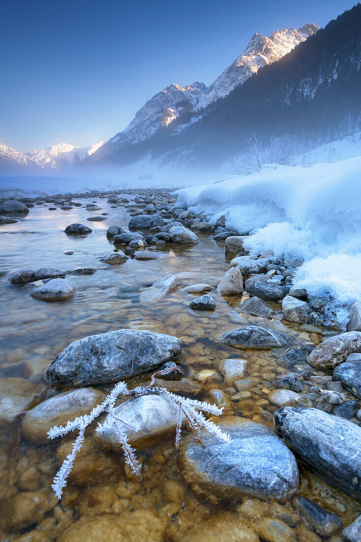 Eiskalte Winterbedingungen am Rißbach in Tirol, Österreich.