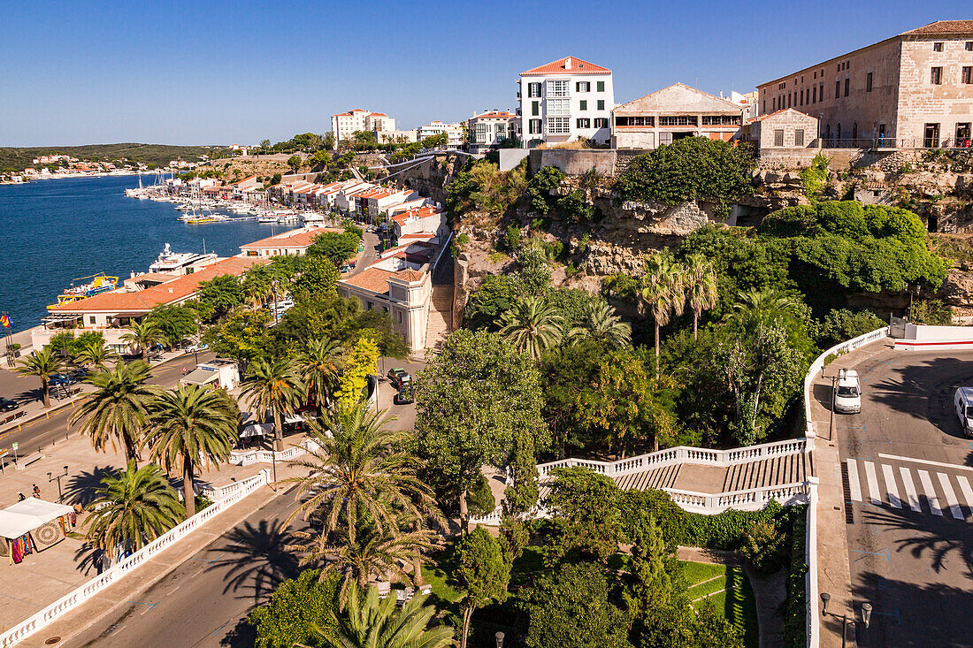 Blick auf Altstadt, Park Rochina und den Naturhafen von Mahon bei blauem Himmel, Insel Menorca, Balearen, Spanien