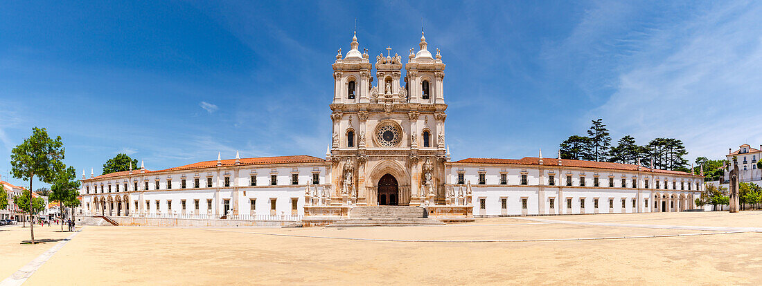 Panorama vom malerischen UNESCO-Welterbe Kloster und Kirche Mosteiro de Santa Maria de Alcobaca in Portugal, Europa