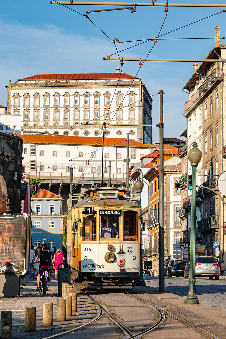 Endstation Infante der historischen Linie 1 der Tram von Porto mit Blick auf den Bischofspalast, Porto, Portugal